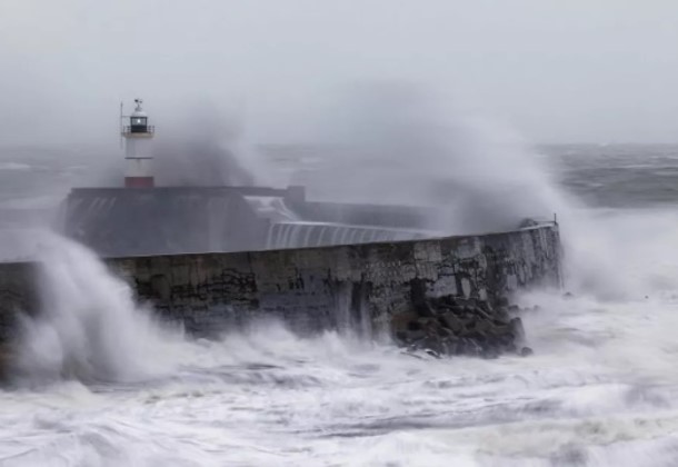 Storm, lighthouse